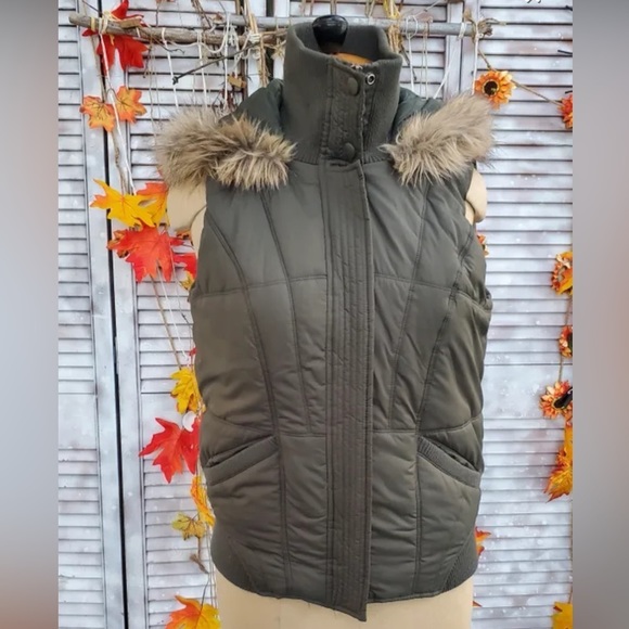 CALVIN KLEIN Hooded Faux Fur Quilted Vest - Picture 5 of 9